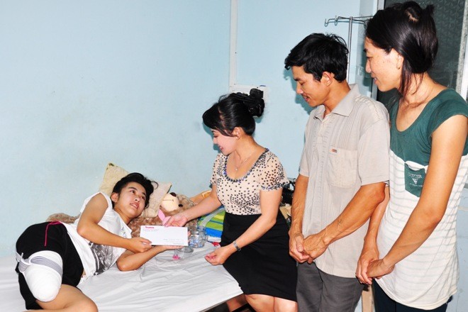 Tặng quà cho nữ sinh bị cưa chân oan Đại diện báo Tiền Phong trao tiền hỗ trợ cho Hà Vi