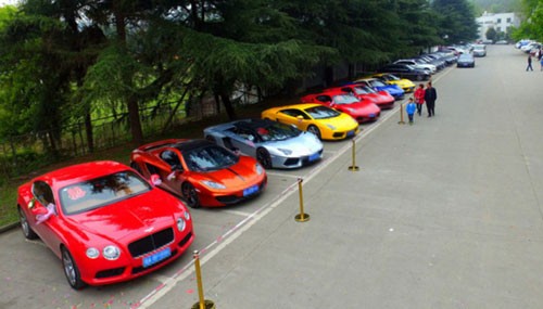 Sốc với đám cưới toàn siêu xe của con nhà giàu Trung Quốc Sốc với đám cưới toàn siêu xe của con nhà giàu Trung Quốc