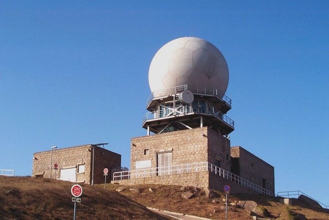 Bản tin 8H: Mỹ triển khai trạm radar mới gần biên giới Nga Một trạm radar của Mỹ ở Cộng hòa Séc. Nguồn: 02varvara.wordpress.com.