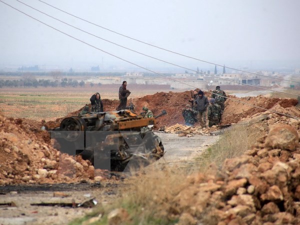 Bản tin 20H: Nga chuẩn bị đánh trận lớn tại Aleppo, Syria Binh sỹ Syria đóng quân tại thị trấn Ain al-Hanash, gần l-Bab, Aleppo, miền đông Syria ngày 13/1. (Nguồn: AFP/TTXVN)