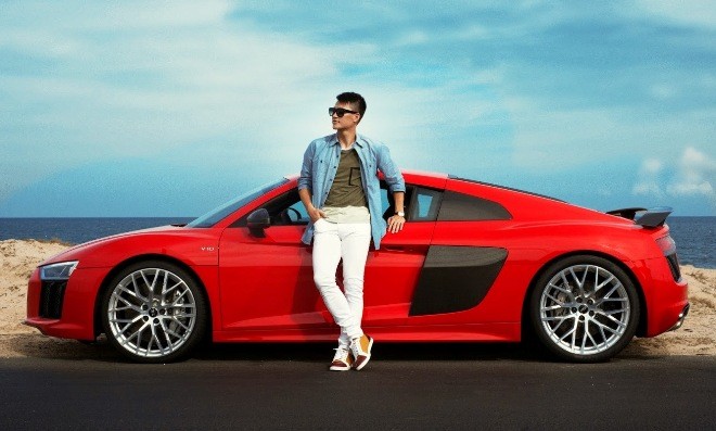 Tiền đạo Công Vinh 'đá cặp' cùng Audi R8 Coupe Tiền đạo Công Vinh 'đá cặp' cùng Audi R8 Coupe