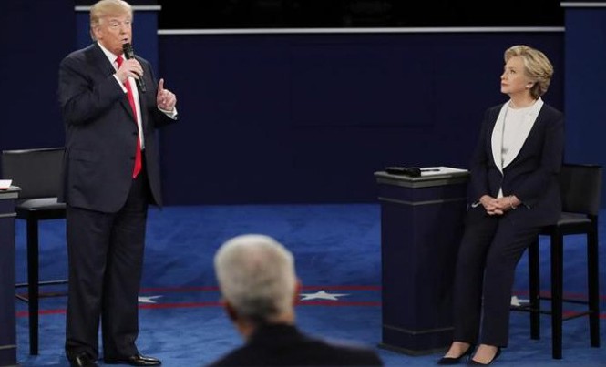 Bản tin 14H: Lời thề gay gắt của ông Donald Trump Hai ứng cử viên Donald Trump (trái) và Hillary Clinton tại cuộc tranh luận trực tiếp thứ hai. Ảnh: Reuters.