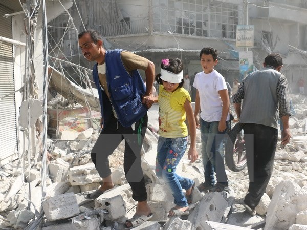Bản tin 20H: Nga và Syria trút mưa bom vào phe nổi dậy ở Aleppo Cảnh đổ nát sau một cuộc không kích tại khu vực Fardous, thành phố Aleppo, Syria ngày 12/10. (Nguồn: AFP/TTXVN)