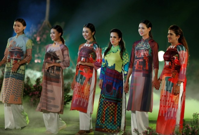 Huyền ảo áo dài Hà Nội dưới chân cổng thành Thăng Long Huyền ảo áo dài Hà Nội dưới chân cổng thành Thăng Long