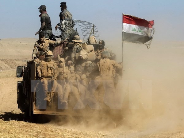 Bản tin 8H: IS bị vây chặt tại Mosul thuộc Iraq Binh sỹ Iraq trong chiến dịch truy quét IS tại Qayyarah, Mosul ngày 20/10. (Nguồn: AFP/TTXVN)