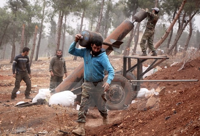 Bản tin 20H: Phiến quân Syria sử dụng khí độc tại Aleppo Các tay súng nổi dậy thuộc nhóm Jaish al-Fateh bắn đạn pháo cối vào khu vực do quân chính phủ Syria kiểm soát ở phía tây Aleppo ngày 28/10. (Nguồn: AFP/TTXVN)