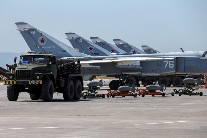 Bản tin 8H: IS tràn vào căn cứ không quân của Nga ở Syria Máy bay chiến đấu của Nga tại căn cứ không quân Hmeymim. (Nguồn: Reuters)