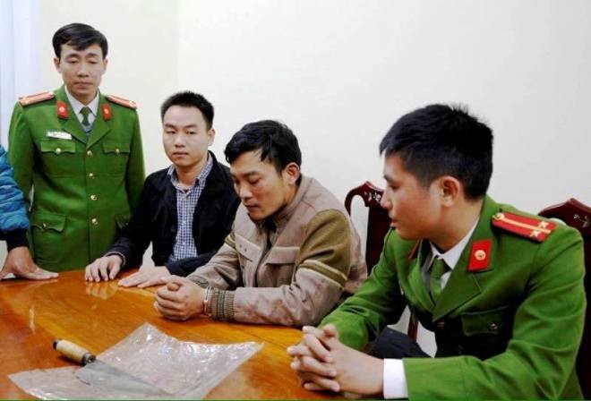 Đâm chết bạn nhậu sau cuộc rượu Đối tượng và tang vật tại CQĐT.