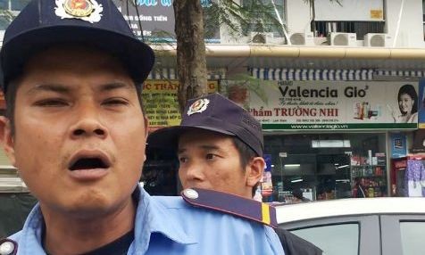 Nhân viên “bãi xe lậu” Linh Đàm lại có hành vi côn đồ Nhân viên trông xe tại các toà nhà HH mặc đồng phục nhưng không có biển hiệu tên theo quy định đã văng tục và tiến về phía phóng viên định ăn thua khi phát hiện mình bị quay lại hình ảnh. Ảnh cắt ra từ clip.