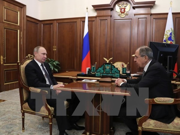 Bản tin 20H: Nga muốn khôi phục liên lạc tình báo với Mỹ Tổng thống Nga Vladimir Putin (trái) và Ngoại trưởng Nga Sergei Lavrov (phải) trong cuộc gặp tại Moskva ngày 10/2. (Nguồn: AFP/TTXVN)