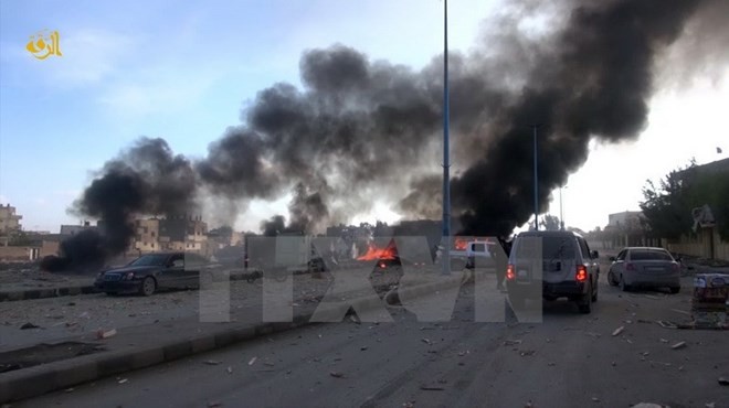 Bản tin 8H: Mỹ tuyên bố IS bắt đầu tháo chạy khỏi cứ địa ở Raqqa Khói bốc lên sau các cuộc không kích vào các mục tiêu của phiến quân IS tại Raqqa. (Nguồn: AFP/TTXVN)