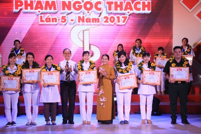 27 gương tiêu biểu ngành Y TPHCM nhận giải thưởng Phạm Ngọc Thạch GS.BS Trần Đông A và Phó Bí thư Thành ủy TPHCM Võ Thị Dung trao giải thưởng cho các tấm gương thầy thuốc trẻ tiêu biểu