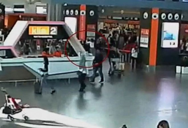 Bản tin 14H: Nữ nghi can giết hại ông Kim Jong-nam bị ảnh hưởng chất độc VX Khoảnh khắc ông Kim Jong-nam bị hai nữ nghi phạm giết hại.