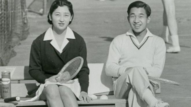 10 điều có thể bạn chưa biết về Nhật hoàng Akihito “Mối tình trên sân tennis”. Ảnh: Asahi Shimbun.