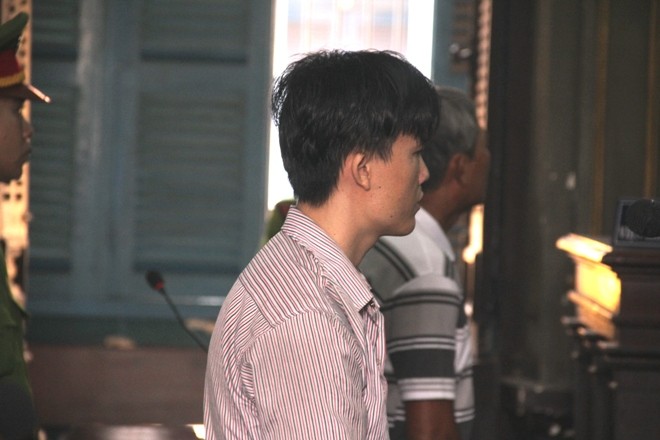 Nam thanh niên ‘rình’ đâm tình địch trước cửa hàng điện thoại Bị cáo Dạn tại phiên tòa phúc thẩm. Ảnh: Tân Châu
