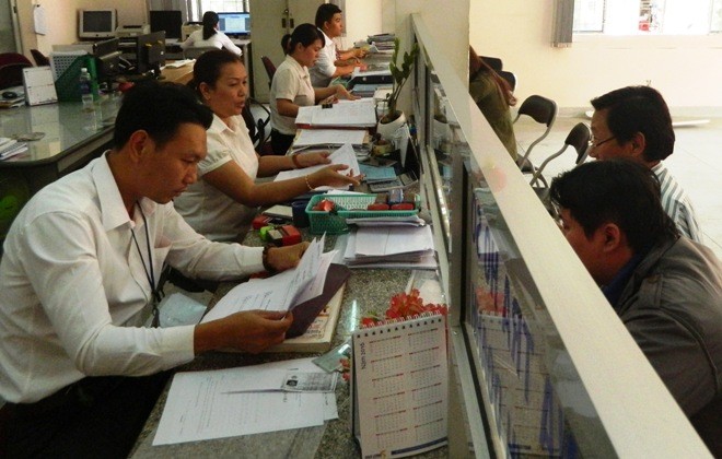 'Cán bộ phường có 2 con, thu nhập 4,5 triệu' chắc chắn diện hộ nghèo Cán bộ UBND phường 7, quận Phú Nhuận đang giải quyết thủ tục hành chính cho người dân.