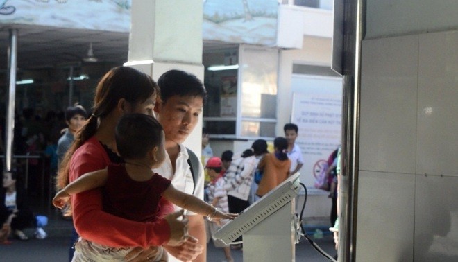 Bệnh nhân không hài lòng phản ánh lên Sở Y tế qua bảng điện tử Người bệnh sử dụng máy điện tử để phán ánh điều không hài lòng lên Sở Y tế.