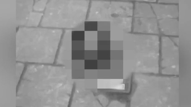 Phát hiện đầu người trên vỉa hè đường phố Amsterdam Đầu người trên vỉa hè đường phố Amsterdam.