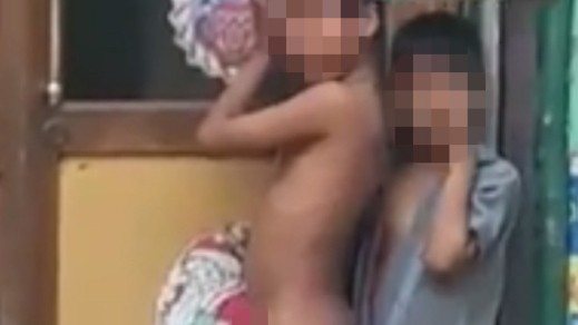 Giáo viên bắt học sinh khỏa thân vì không làm bài tập Hai cậu bé bối rồi bên ngoài trung tâm dạy thêm.