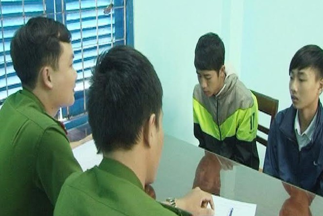 Học sinh côn đồ đánh bạn vỡ xương sọ Hai học trò côn đồ tại cơ quan điều tra