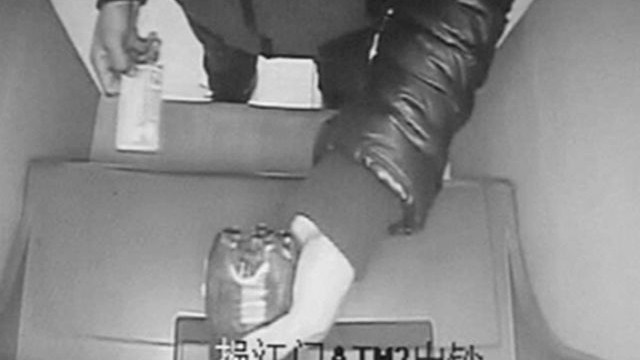 Rút tiền không được, ‘mời’ máy ATM nước ngọt Hình ảnh Zhang đổ nước ngọt vào máy ATM từ CCTV.