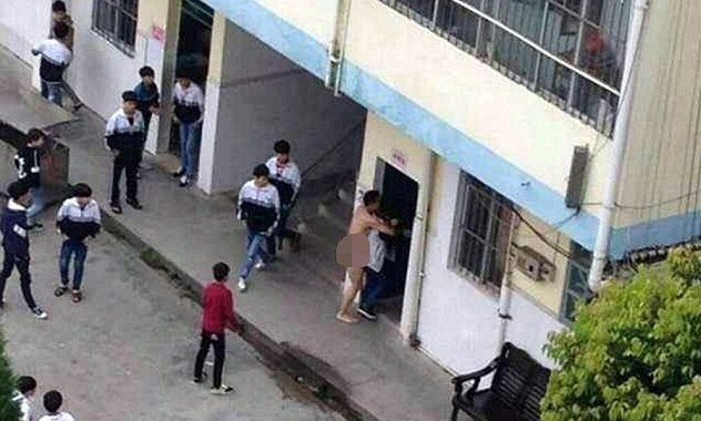 Giáo viên khỏa thân quấy rối nữ sinh trong trường học Giáo viên khỏa thân ép buộc nữ sinh.
