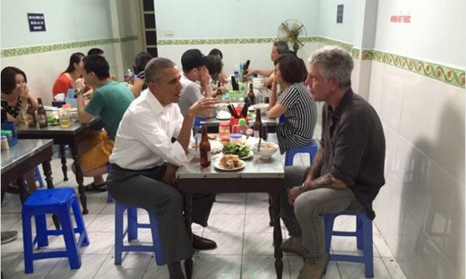 Ảnh ông Obama ăn bún chả tràn ngập báo chí nước ngoài Obama ăn bún chả tại Hà Nội với Anthony Bourdain.