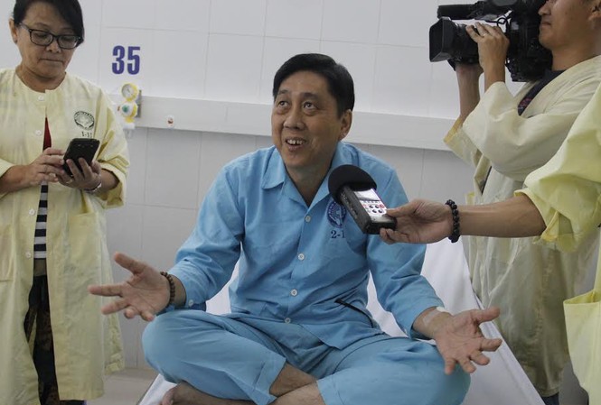 Nạn nhân cuối cùng vụ chìm tàu trên sông Hàn xuất viện Ông Ong Tah Fatt (57 tuổi, quốc tịch Malaysia), nạn nhân vụ chìm tàu du lịch trên sông Hàn hoàn toàn tự tin về sức khỏe của mình sau 10 ngày điều trị tại bệnh viện Đà Nẵng. Ảnh: Thanh Trần.
