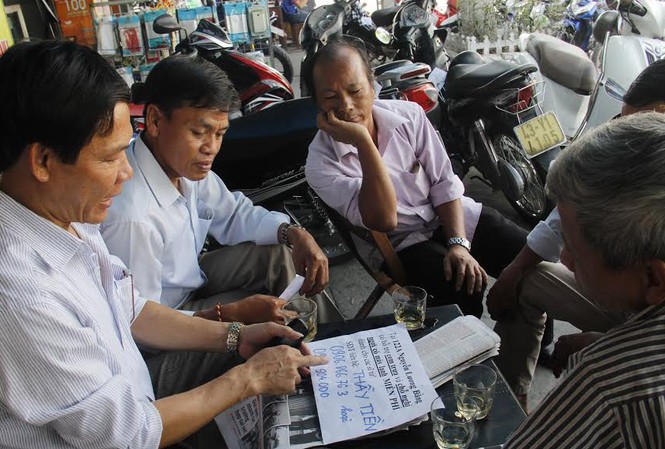 Miễn phí chỗ nghỉ trưa có máy lạnh cho thí sinh và người nhà Phụ huynh chuyền tay nhau thông tin điểm nghỉ trưa có máy lạnh, phục vụ cơm miễn phí tại số nhà 122A Nguyễn Lương Bằng, quận Liên Chiểu, TP. Đà Nẵng. Ảnh: Thanh Trần.