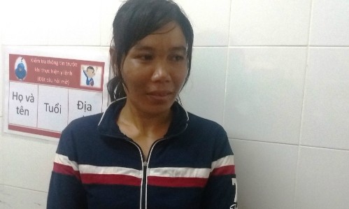Nỗi niềm người mẹ gãi 'mai rùa' cho con suốt 10 năm ròng Chị Thạch Thị Đa Ni mẹ bé gái "mai rùa" xúc động khi nghe tin ca mổ của con gái thành công. Ảnh: Hoài Nhơn.