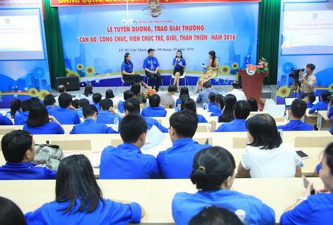 Tuyên dương cán bộ, công chức, viên chức trẻ khối Dân - Chính - Đảng Các gương cán bộ, công chức, viên chức trẻ tiêu biểu giao lưu cùng đoàn viên thanh niên