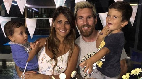 Messi và bạn gái rủ nhau xăm hình khắc ghi tình yêu Messi và bạn gái rủ nhau xăm hình khắc ghi tình yêu