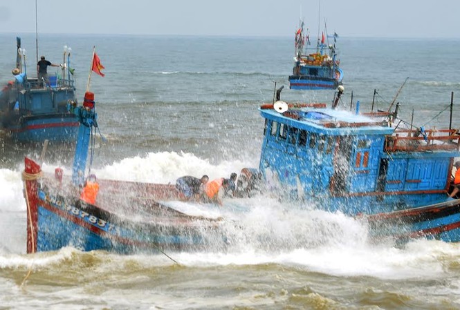 Tàu gặp nạn ở cửa biển Mỹ Á, ngư dân hoảng loạn kêu cứu Tàu đang bị sóng bủa vây.
