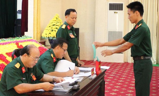 Thủ lĩnh Đoàn năng động, trí tuệ Thí sinh tham gia phần thi nhận thức và điều lệnh đội ngũ tay không tại hội thi, sáng 11/10