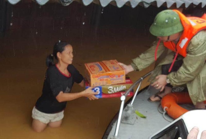 Chủ tịch Hà Tĩnh: Xả lũ quá nhanh người dân không kịp trở tay Chủ tịch UBND tỉnh Hà Tĩnh Đặng Quốc Khánh thăm hỏi và trao quà cứu trợ cho người dân Hương Trạch, Gia Phố.