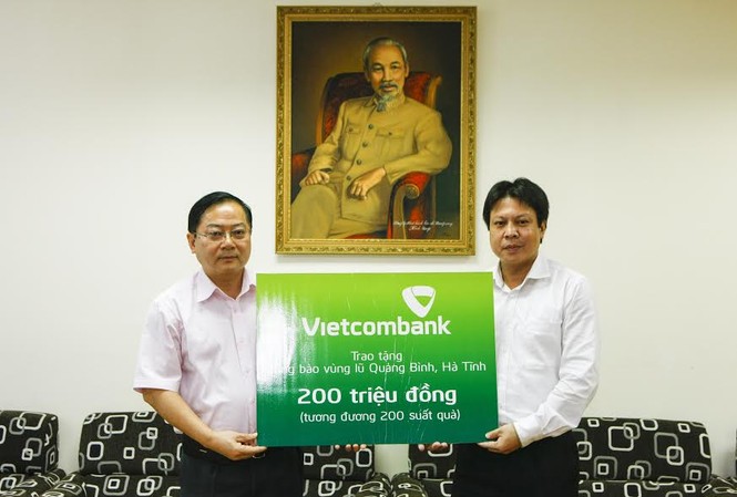 Vietcombank trao 200 triệu đồng ủng hộ bà con vùng lũ qua báo Tiền Phong Đại diện Công đoàn Ngân hàng Vietcombank (bên phải) trao số tiền 200 triệu đồng đến bà con vùng lũ qua báo Tiền Phong. Ảnh: Như Ý