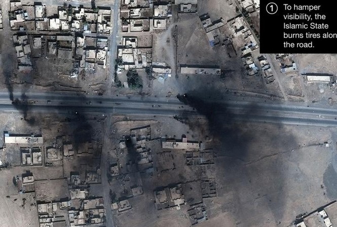Mỹ lo IS sử dụng vũ khí hóa học trong trận chiến ở Mosul Khói đen bên trong Mosul qua ảnh vệ tinh chụp ngày 18/10.