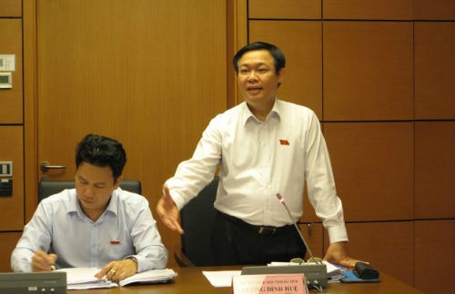 Phó thủ tướng: Nhà nước không thể cứu mãi các ngân hàng yếu kém Phó thủ tướng Vương Đình Huệ nhấn mạnh, Nhà nước không thể cứu mãi các ngân hàng yếu kém bằng cách mua lại 0 đồng như vừa qua. Ảnh: HT
