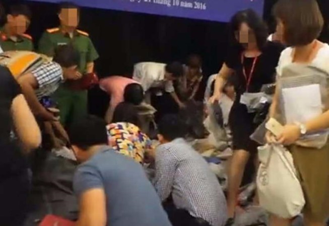 Bộ KH&CN yêu cầu làm rõ những ai đã 'hôi của' hàng tiêu hủy Nhiều người tranh vào nhặt đồ trong buổi tiêu hủy tang vật vi phạm hành chính về sở hữu công nghiệp. Ảnh cắt từ clip