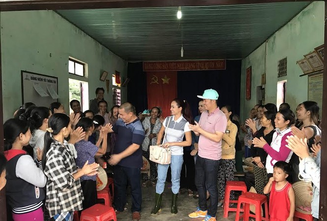 Vợ chồng Minh Khang, Thúy Hạnh lội bùn về với người dân vùng lũ Nhân dân vùng lũ xúc động chia tay vợ chồng Minh Khang – Thúy Hạnh