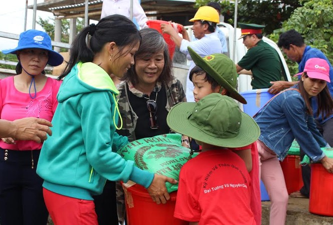 Gia đình Đại tướng Võ Nguyên Giáp cứu trợ đồng bào vùng lũ Bà Võ Hạnh Phúc, con gái của Đại tướng Võ Nguyên Giáp tặng quà và động viên người dân thôn Vinh Quang, xã Sơn Thủy (Lệ Thủy, Quảng Bình) vượt qua khó khăn.