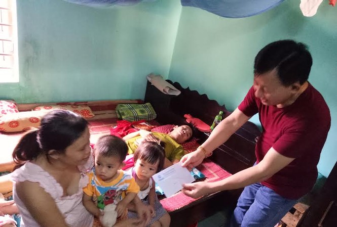Vinamilk trao tặng cán bộ Đoàn 10 triệu đồng Ông Nguyễn Thanh Tú- Chánh văn phòng, Chủ tịch Công đoàn công ty Vinamilk trao suất quà 10 triệu đồng cho anh Ngô Phi Cương.
