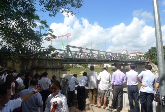 Hàng nghìn người xúc động 'chia tay' cầu Kỳ Cùng Đông đảo người dân luyến tiếc cây cầu.