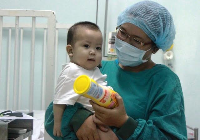 Bé 13 tháng tuổi xuất viện sau 4 tuần ghép gan Ảnh do bệnh viện cung cấp.