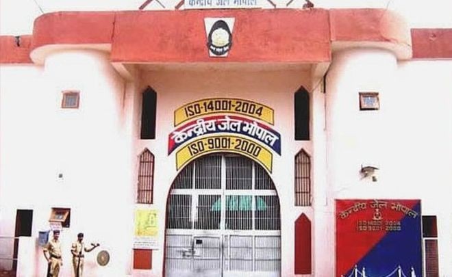 8 tù nhân giết quản giáo, đào tẩu khỏi nhà tù Nhà tù Trung tâm Bhopal.