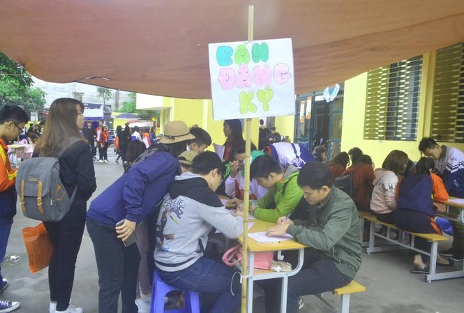 Sinh viên Đại học Công đoàn “rộn ràng” hiến máu tình nguyện Các bạn sinh viên đến sớm để hiến máu.
