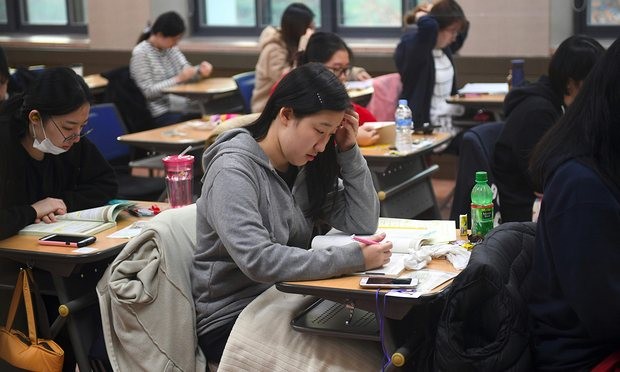Hàn Quốc hoãn tất cả chuyến bay để học sinh chuyên tâm thi đại học Sĩ tử Hàn Quốc tham dự kì thi đại học quan trọng. Ảnh: AFP/Getty Images
