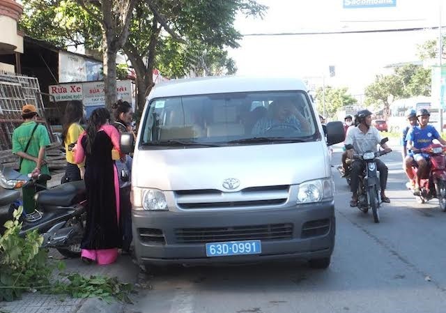 'Cảnh sát cho mượn xe rước dâu là việc đáng hoan nghênh' Xe của Công an TP Mỹ Tho đến hỗ trợ, đưa nhà trai đi rước dâu. Ảnh Báo Dân Việt.