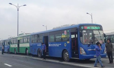 Ba xe buýt tông liên hoàn, hàng trăm hành khách hoảng hồn Hiện trường tai nạn.