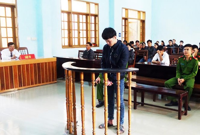 Kẻ 'ngáo đá' giao cấu với bé gái rồi sát hại cướp tài sản Bị cáo Nguyễn Văn Duy trước vành móng ngựa.